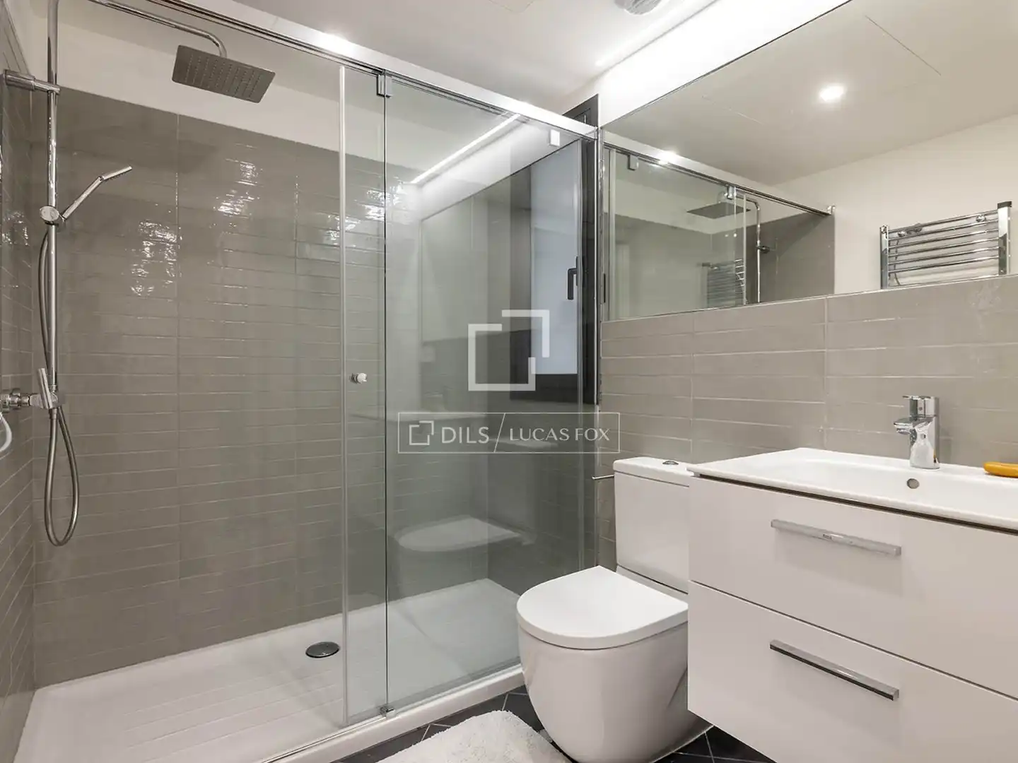 Baño de Piso de alquiler en Barcelona con Aire acondicionado, Parquet y Terraza