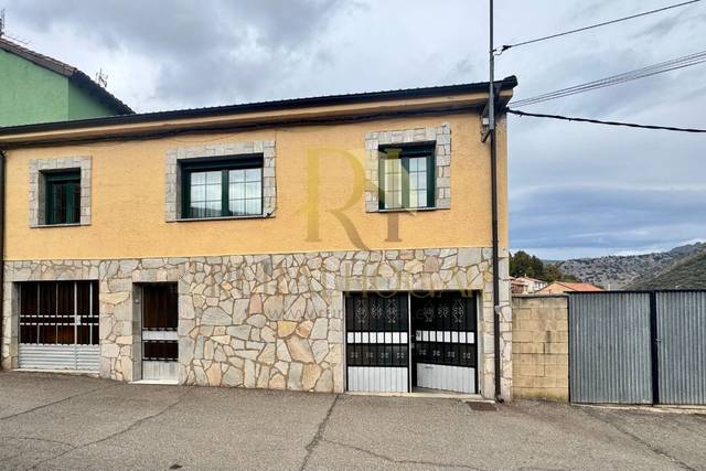 Casa-chalet en Venta en Calle Villarín, 12 en La Pola de Gordón