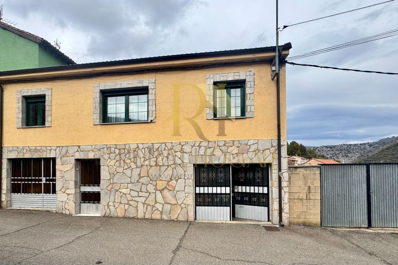 Vista exterior de Casa o xalet en venda en La Pola de Gordón  amb Calefacció i Jardí privat