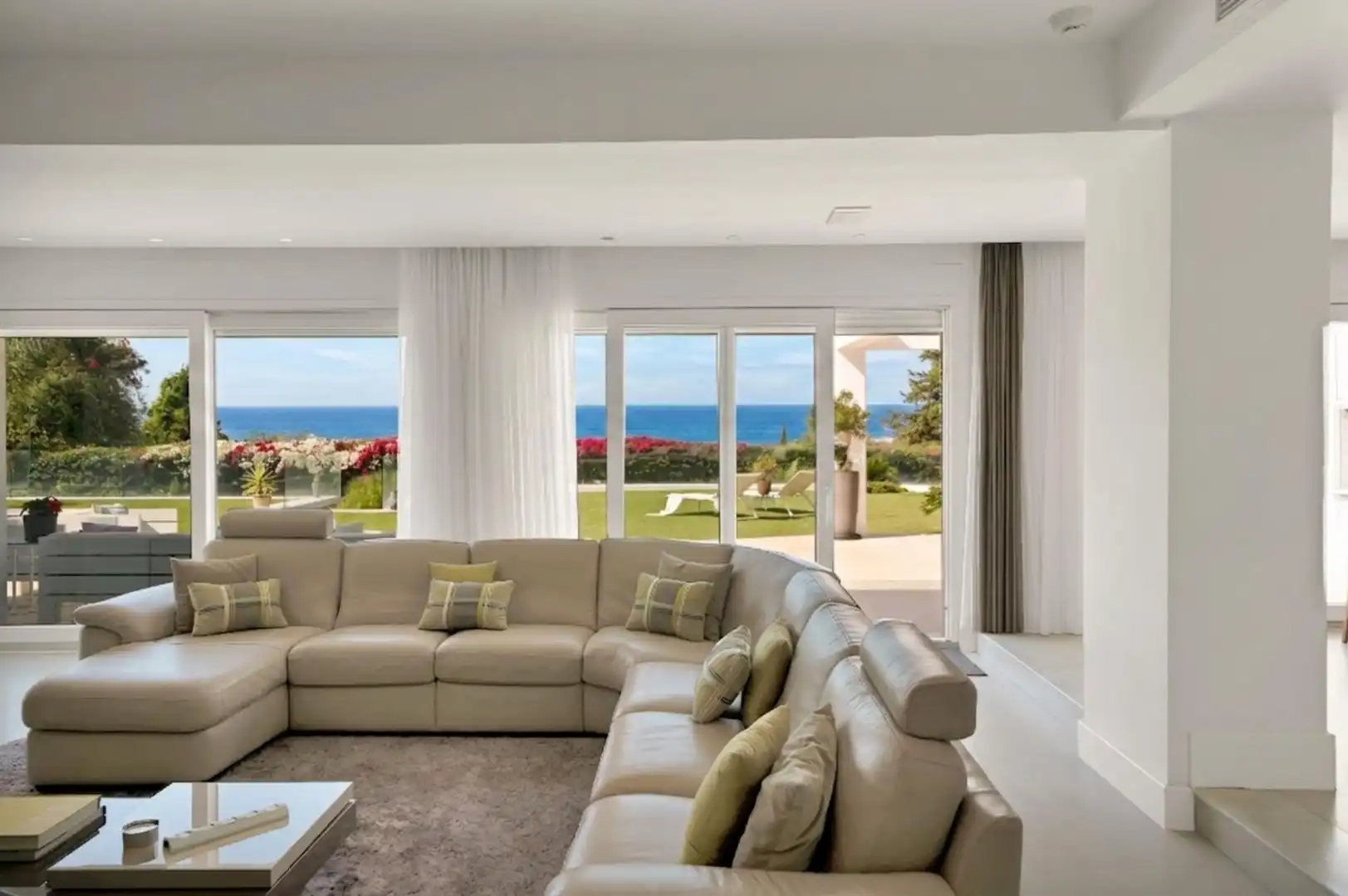 Sala de estar de Casa o chalet en venta en Marbella con Calefacción, Jardín privado y Terraza