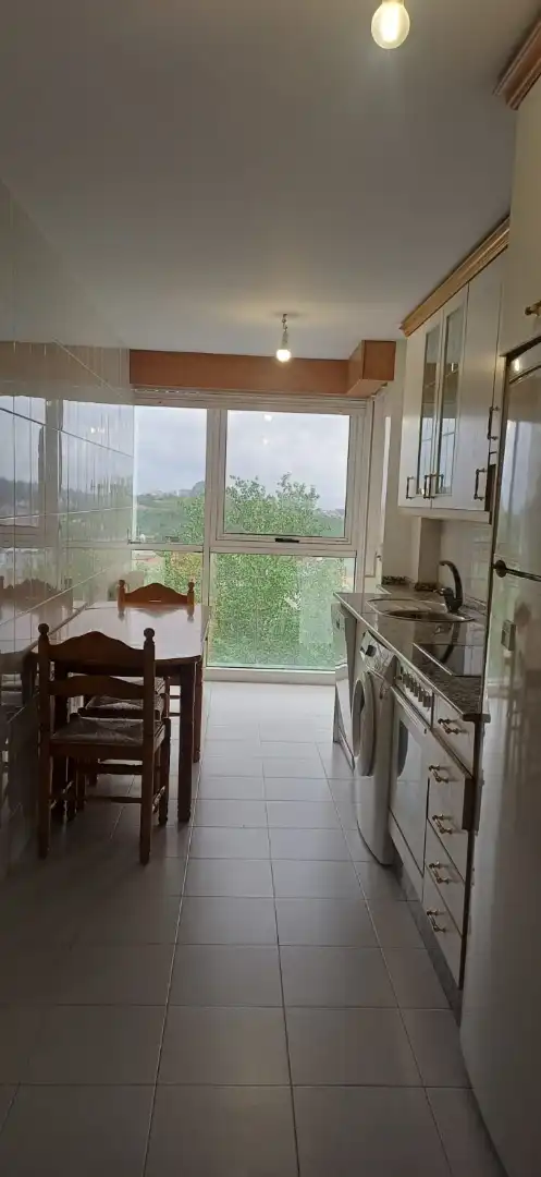 Küche von Wohnung zur Miete in Santiago de Compostela  mit Heizung, Privatgarten und Abstellraum