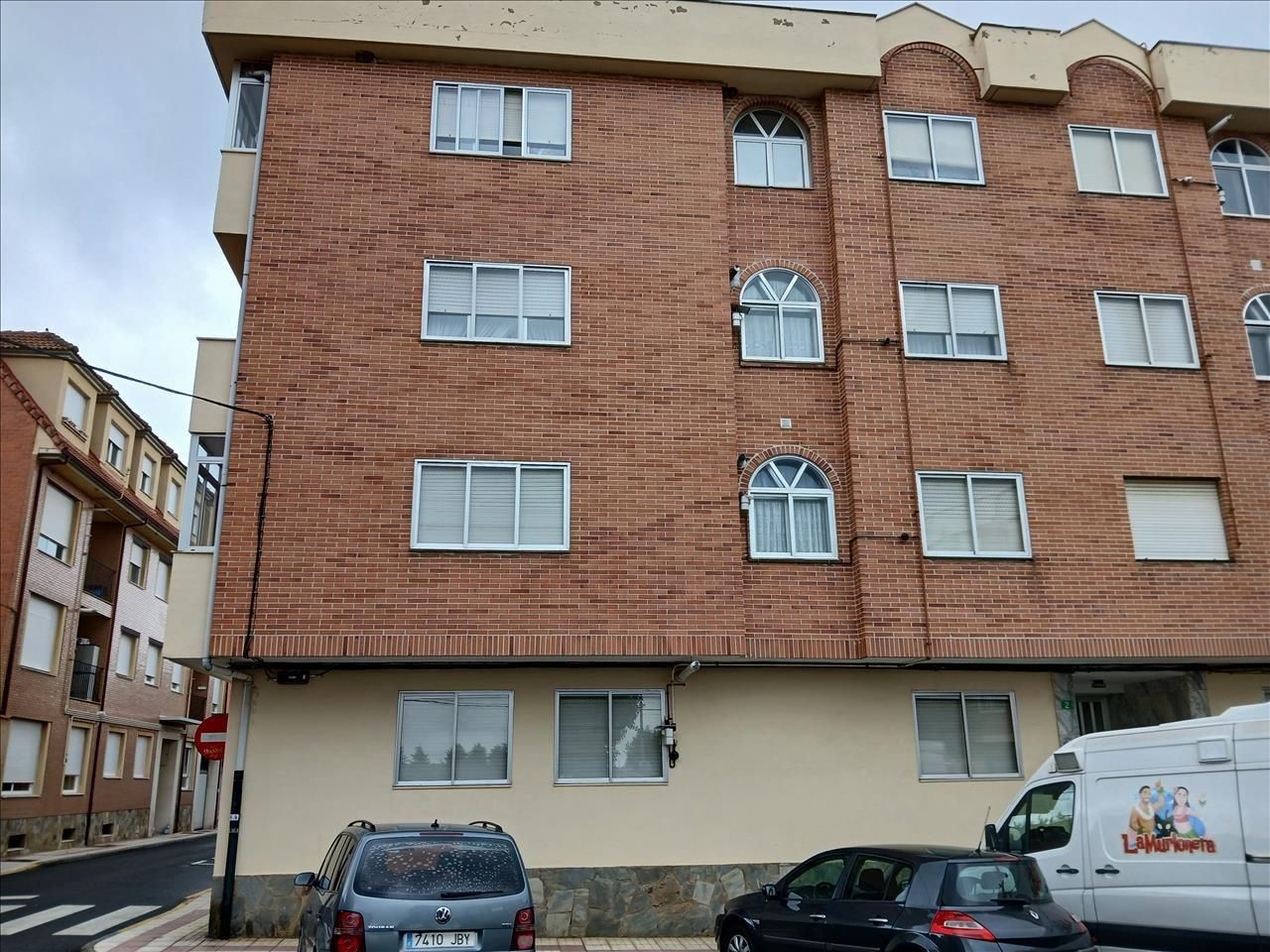 Vista exterior de Pis en venda en Valverde de la Virgen amb Calefacció i Traster