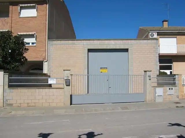 Außenansicht von Fabrikhallen zur Miete in Golmés