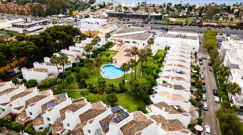 Adosado de 3 dormitorios con jardín privado y amplias terrazas en Sun Hill, Estepona Este.