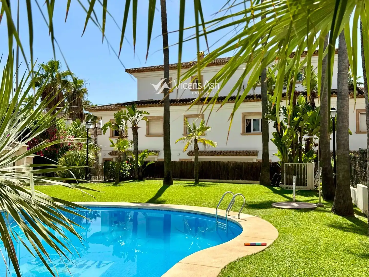 Vista exterior de Casa adosada en venda en Jávea / Xàbia amb Calefacció, Piscina i Piscina comunitària