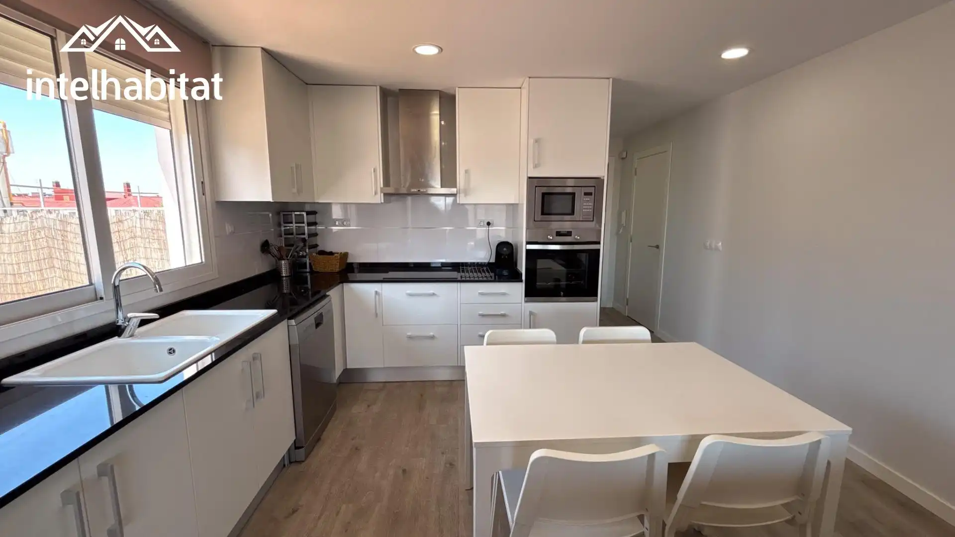 Küche von Dachboden zur Miete in Valencia mit Klimaanlage, Terrasse und Abstellraum