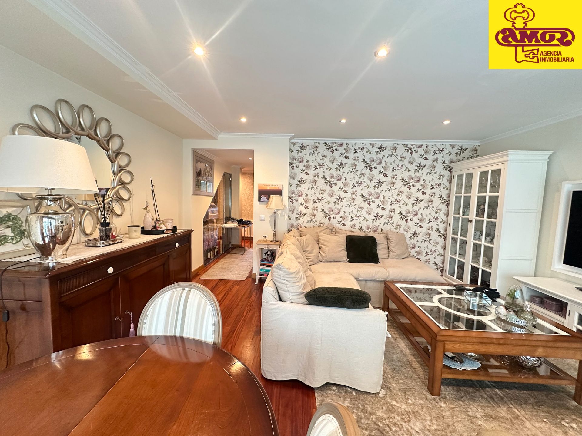 Living room of Flat for sale in Santiago de Compostela   with Heating, Parquet flooring and Terrace