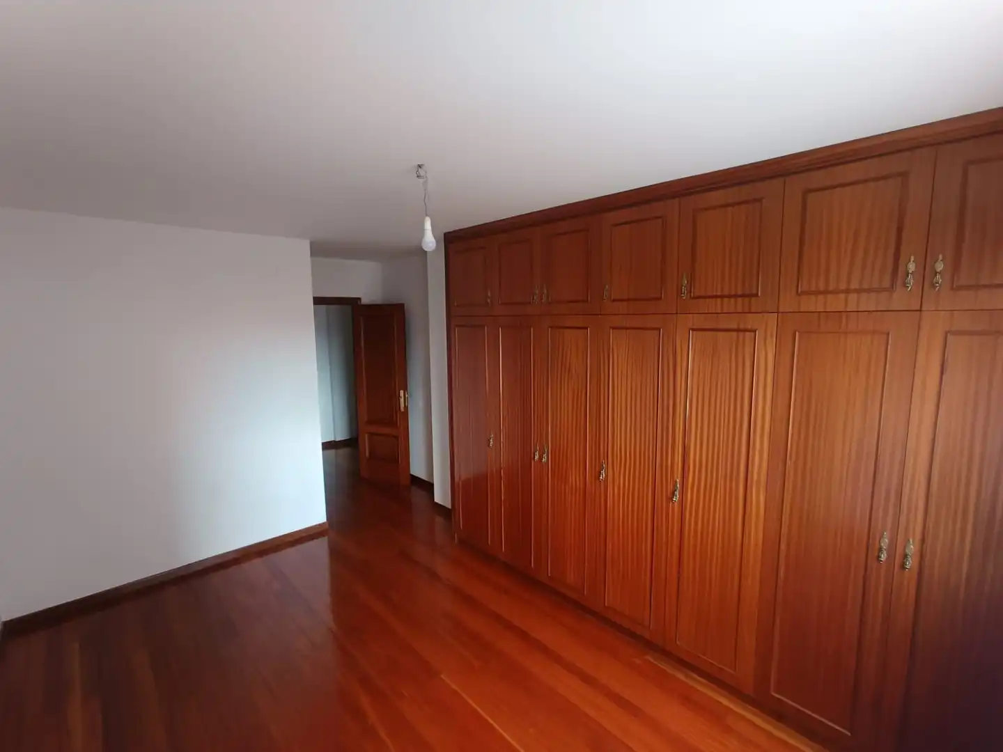 Dormitori de Pis de lloguer en Ourense Capital  amb Calefacció, Parquet i Traster