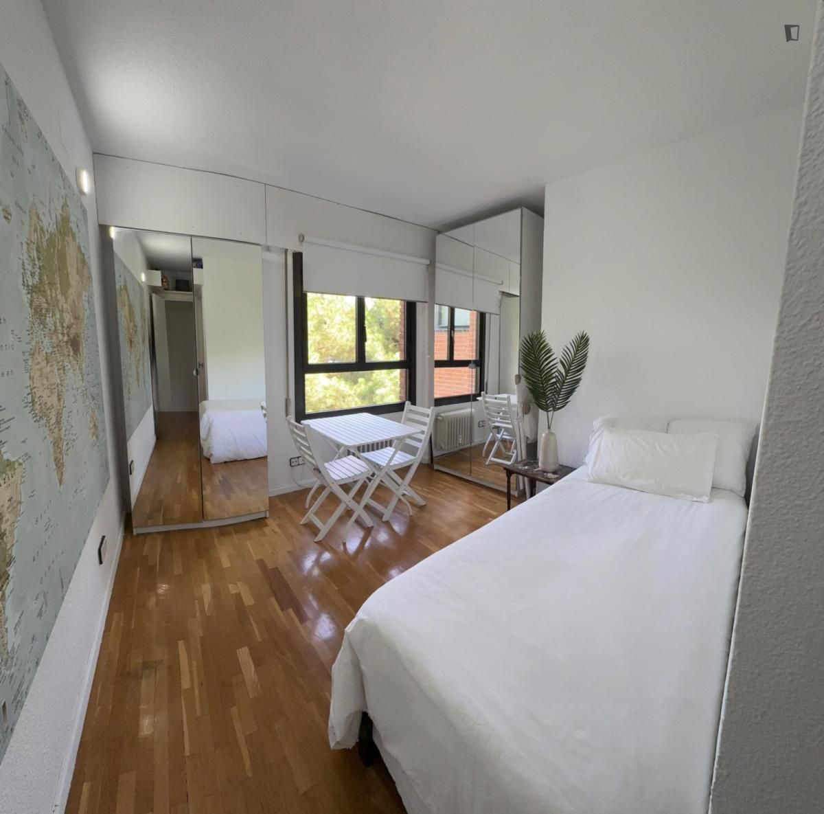 Dormitori de Apartament per a compartir en  Madrid Capital amb Moblat, Forn i Rentadora