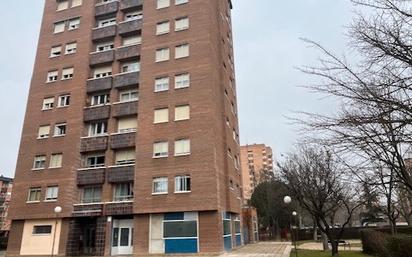 Exterior view of Flat for sale in Valladolid Capital  with Heating, Parquet flooring and Storage room