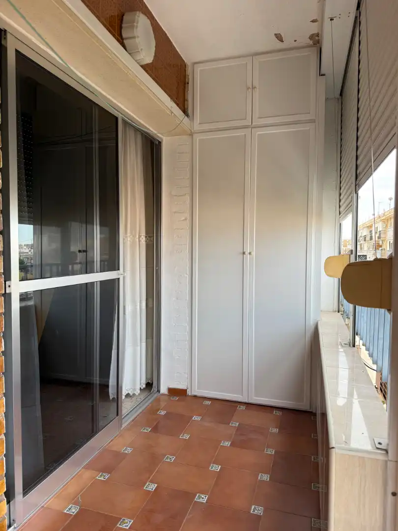 Dormitori de Pis en venda en Sevilla amb Aire condicionat, Terrassa i Moblat