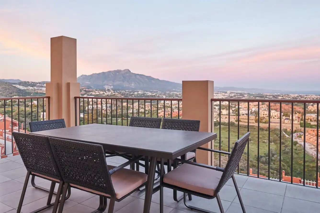 Terrasse von Dachboden zur Miete in Benahavís mit Klimaanlage, Heizung und Parkett