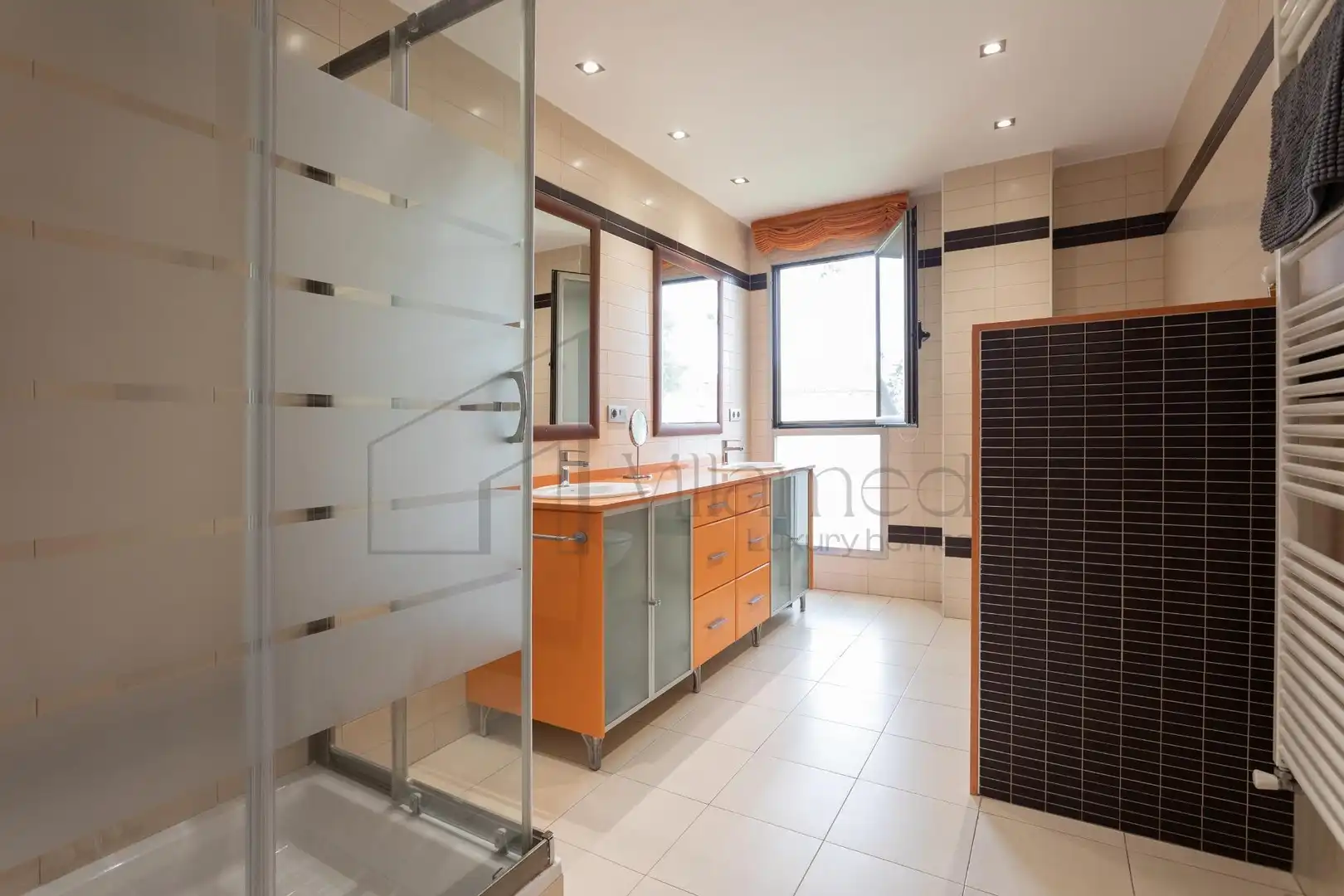 Bathroom of Houses for sale in L'Eliana  with Air Conditioner, Private garden and Terrace