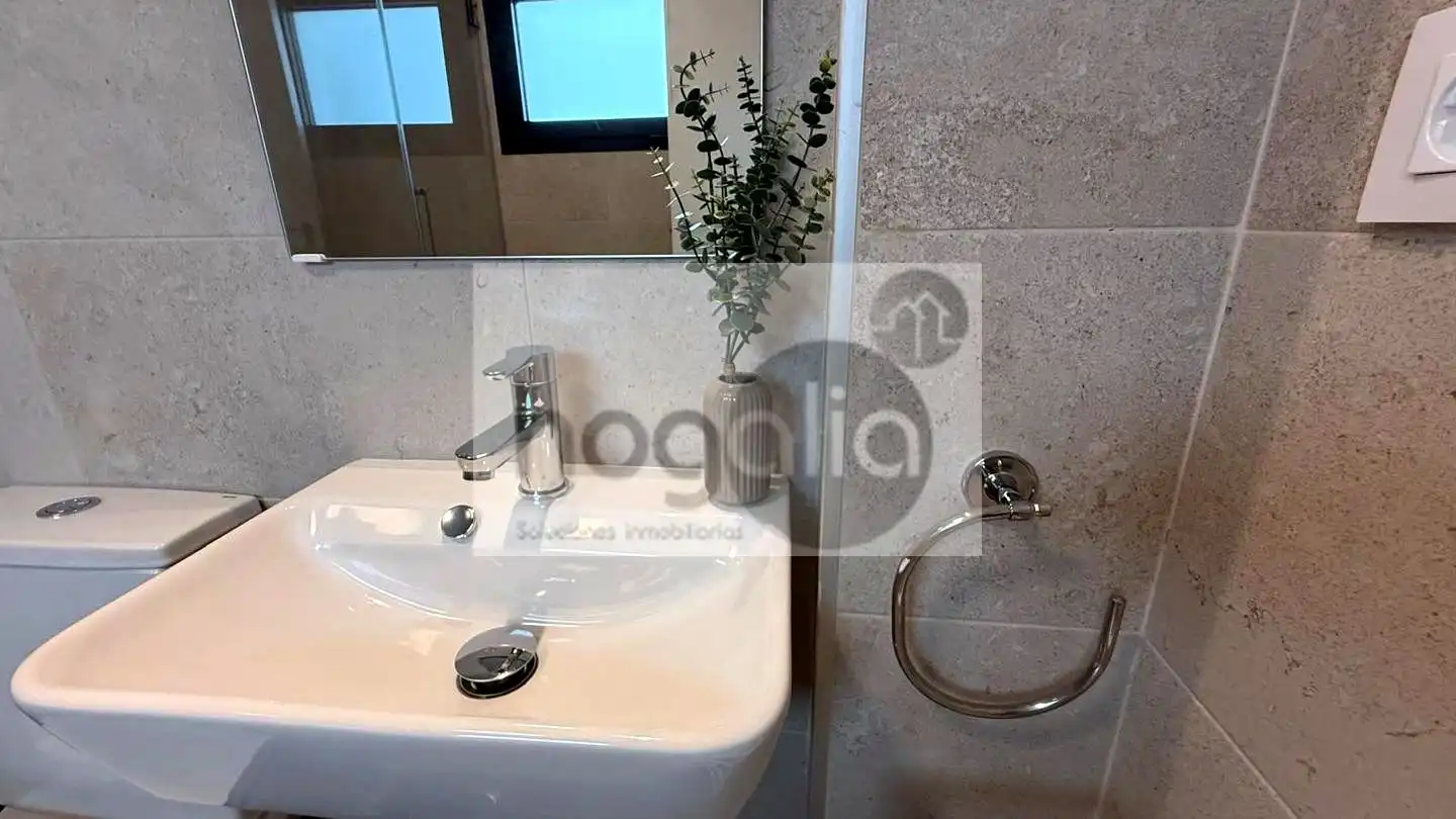 Baño de Planta baja de alquiler en Sevilla con Aire acondicionado, Trastero y Piscina