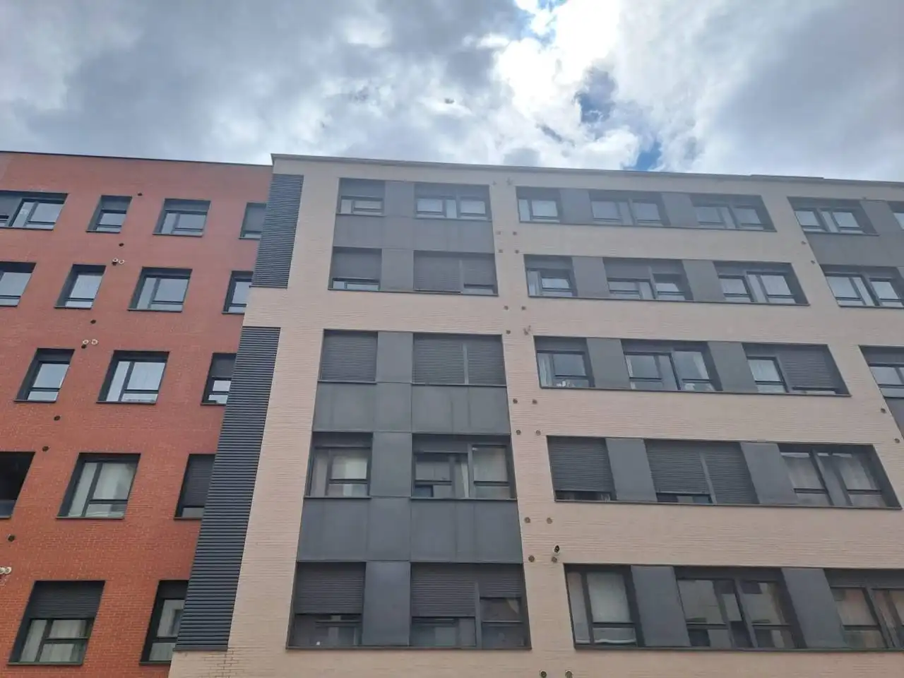 Außenansicht von Wohnung zum Verkauf in Burgos mit Parkett und Abstellraum