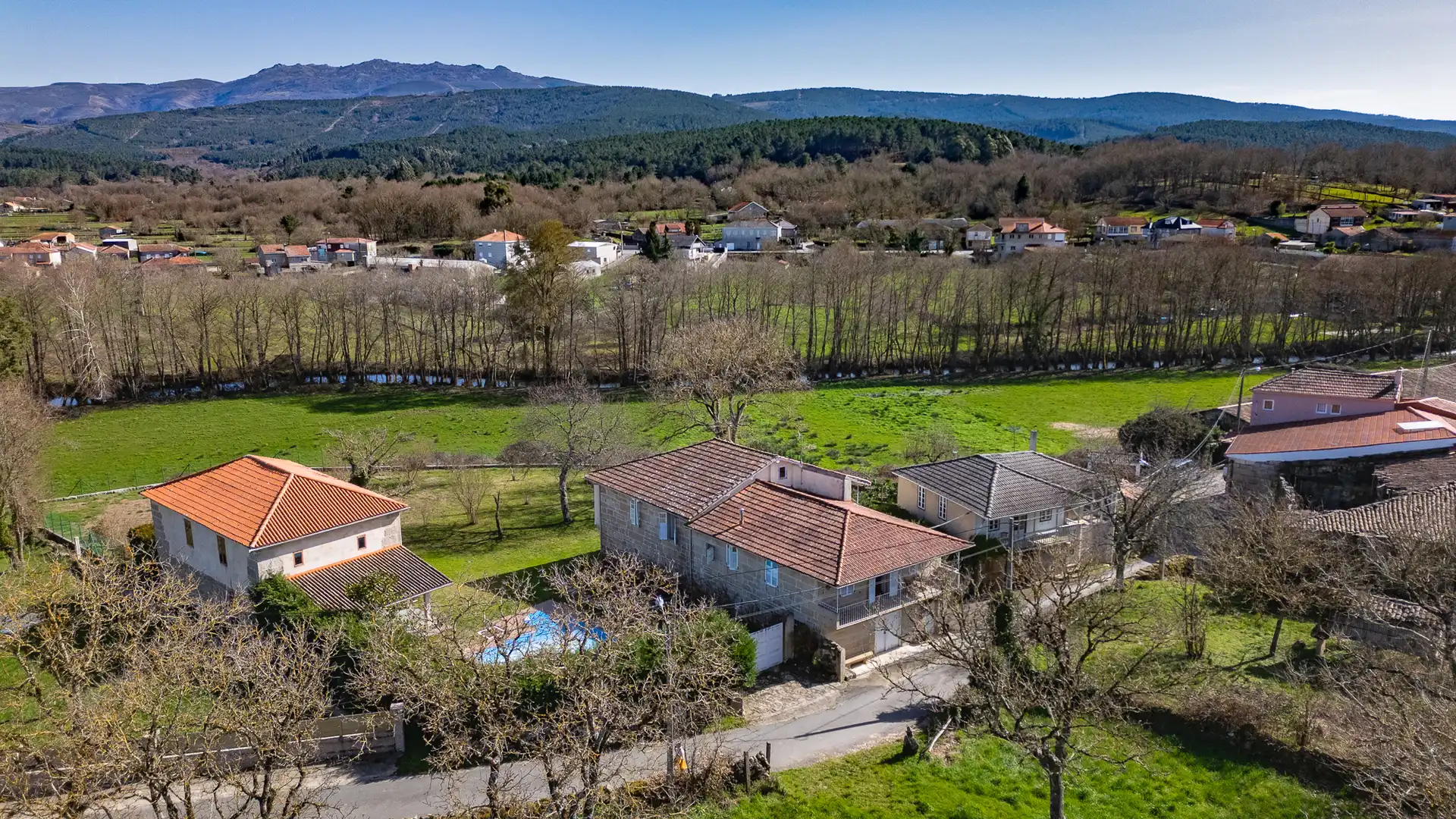 Vista exterior de Finca rústica en venda en Vilar de Barrio amb Moblat