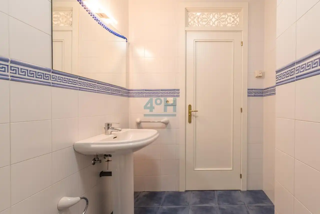 Bathroom of Apartments for rent in Ourense Capital   with Heating, Furnished and Balcony