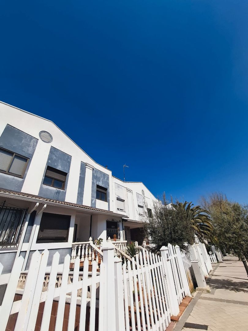 Vista exterior de Casa adosada en venda en Villaviciosa de Odón amb Aire condicionat, Calefacció i Jardí privat