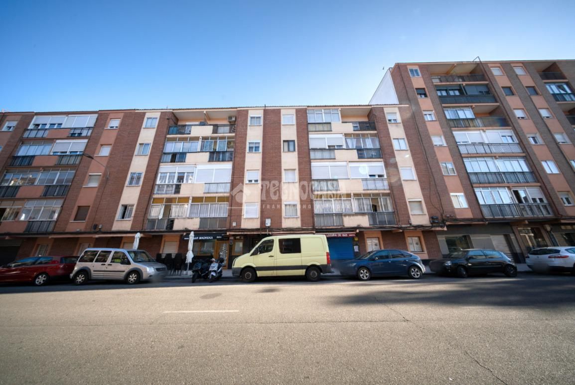 Vista exterior de Piso en venta en Valladolid Capital con Calefacción, Amueblado y Balcón