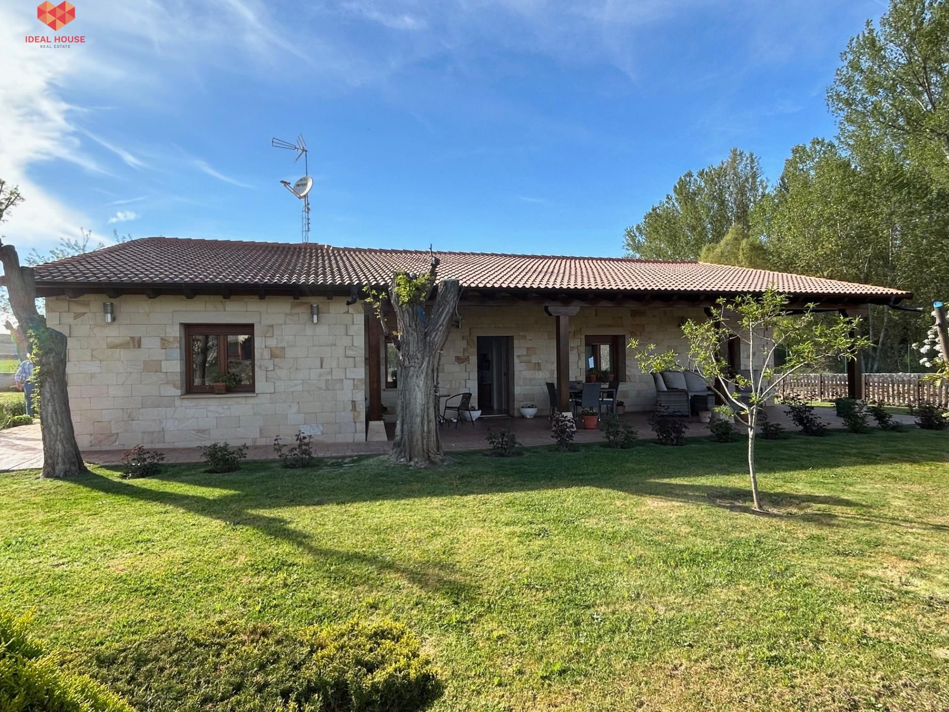 Vista exterior de Casa o xalet en venda en Milagros amb Calefacció, Jardí privat i Terrassa