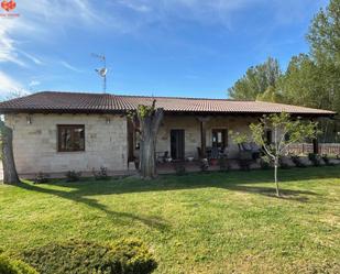 Vista exterior de Casa o xalet en venda en Milagros amb Calefacció, Jardí privat i Terrassa