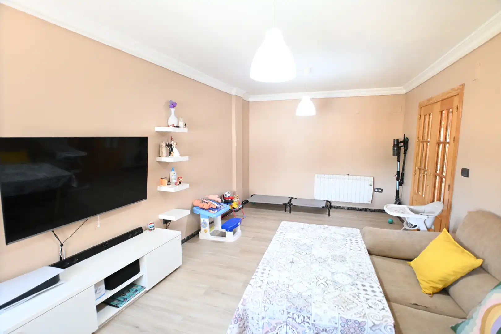 Sala de estar de Casa adosada en venta en Las Gabias con Aire acondicionado, Trastero y Balcón