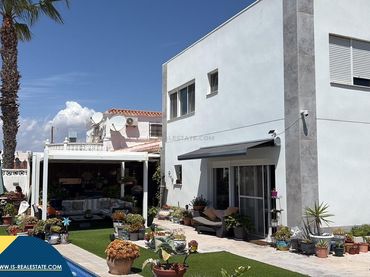 Chalet con piscina en venta en Zona Carrefour - Urbanizaciones