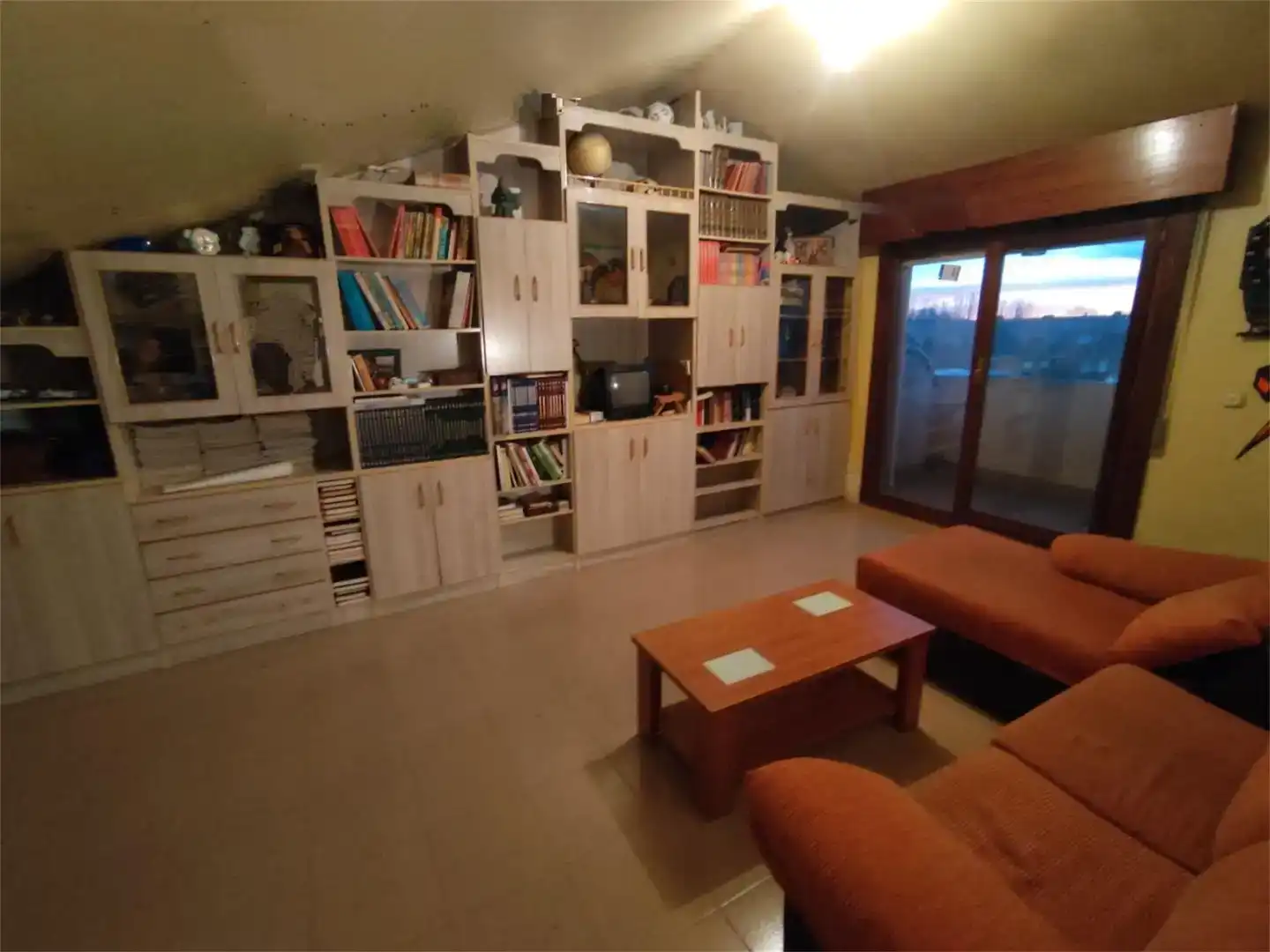 Sala d'estar de Casa adosada en venda en Saldaña amb Parquet, Moblat i Balcó