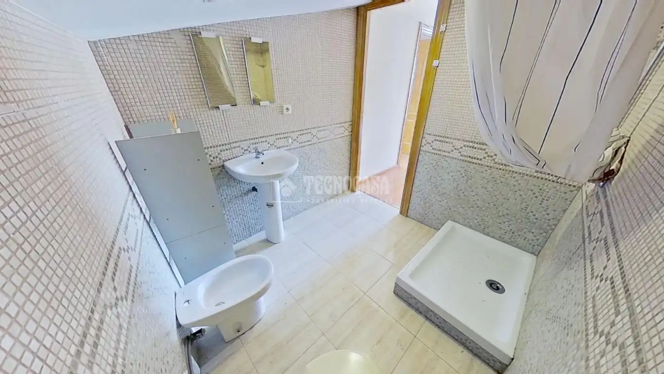 Bany de Pis en venda en Sallent amb Parquet, Terrassa i Balcó