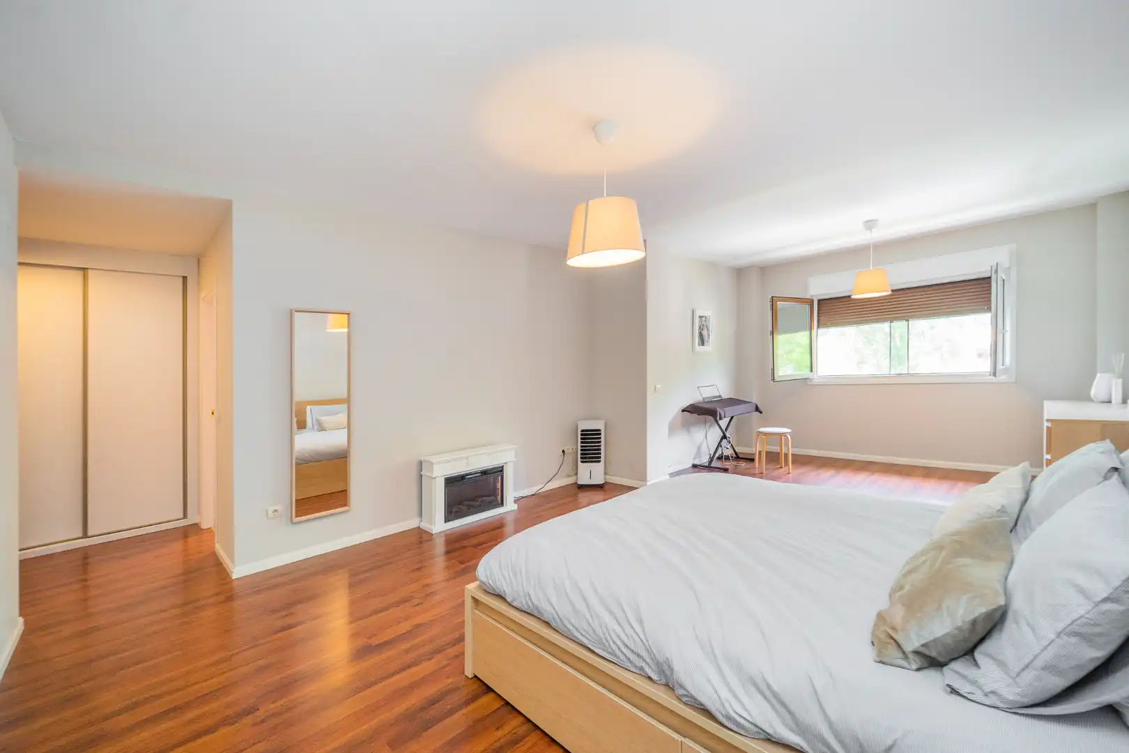 Habitación de Casa adosada en venta en Las Rozas de Madrid con Aire acondicionado, Calefacción y Jardín privado