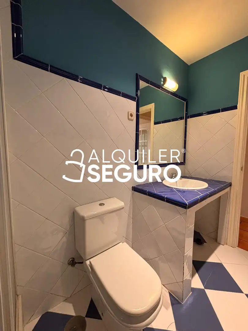 Bathroom of Flat for rent in Madrid  with Air Conditioner and Heating