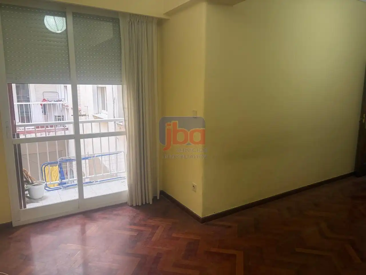 Dormitori de Pis en venda en Ourense Capital  amb Parquet