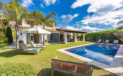 Jardí de Casa o xalet en venda en Estepona amb Aire condicionat, Terrassa i Piscina