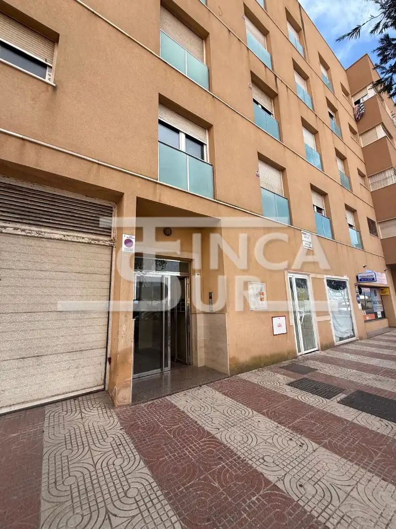 Vista exterior de Pis en venda en Roquetas de Mar