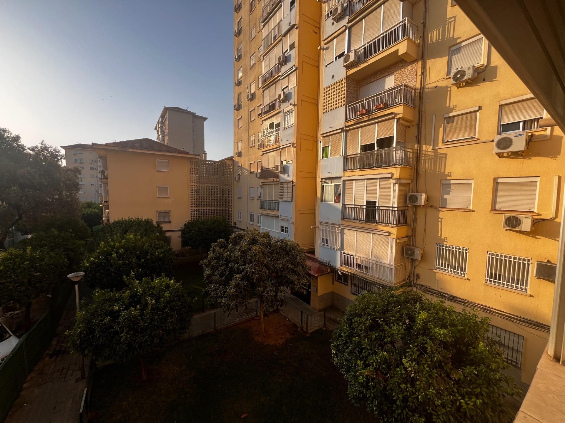 Vista exterior de Pis en venda en  Sevilla Capital amb Aire condicionat i Terrassa