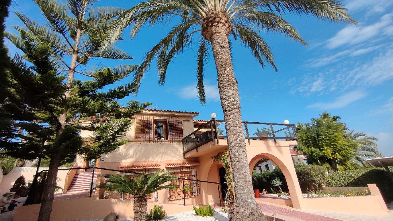 Vista exterior de Casa o xalet en venda en La Nucia amb Aire condicionat, Calefacció i Jardí privat