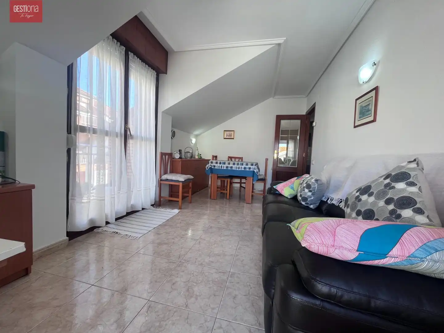 Wohnzimmer von Dachboden zum Verkauf in Noja mit Heizung, Terrasse und Möbliert