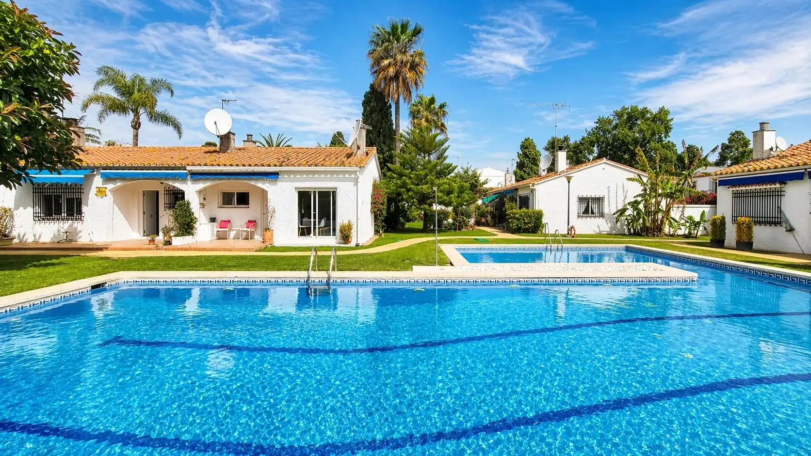 Piscina de Casa adosada en venta en Marbella con Piscina comunitaria