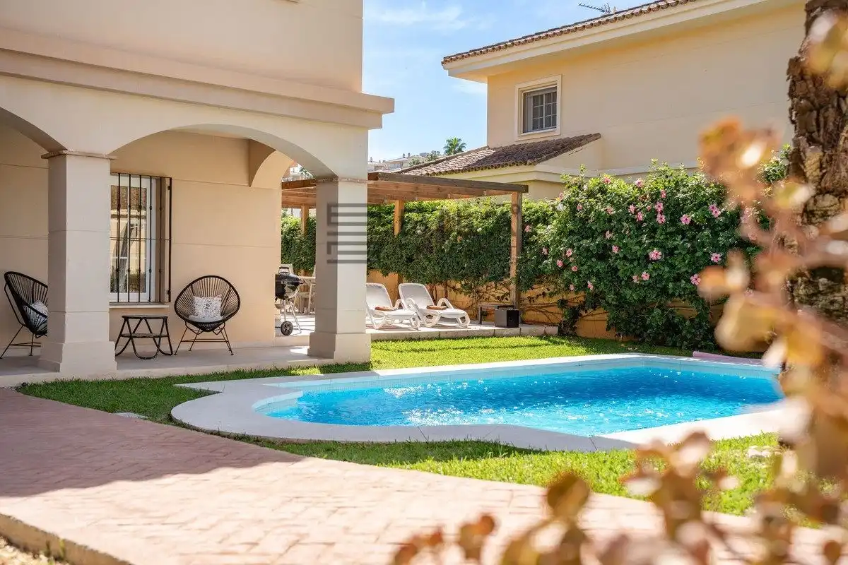 Swimming pool of Houses for sale in Mijas Golf