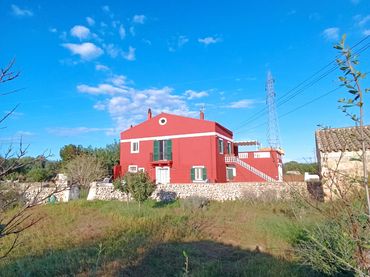 Casa rústica amb balcó en venda a Cala Blanca