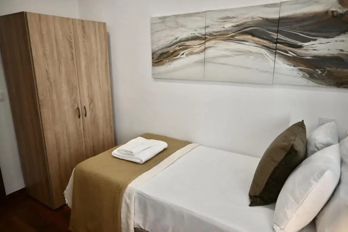 Dormitori de Apartament de lloguer en Madrid amb Aire condicionat, Calefacció i Moblat