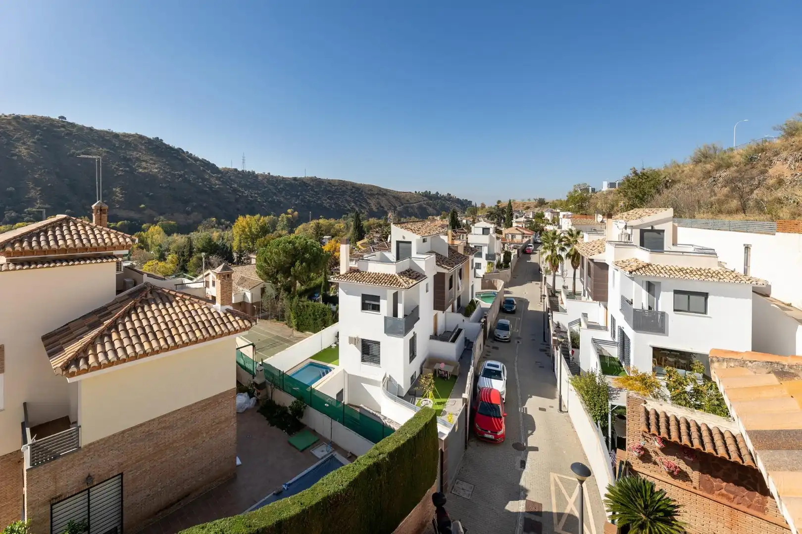 Vista exterior de Casa o xalet en venda en Granada amb Jardí privat, Terrassa i Piscina