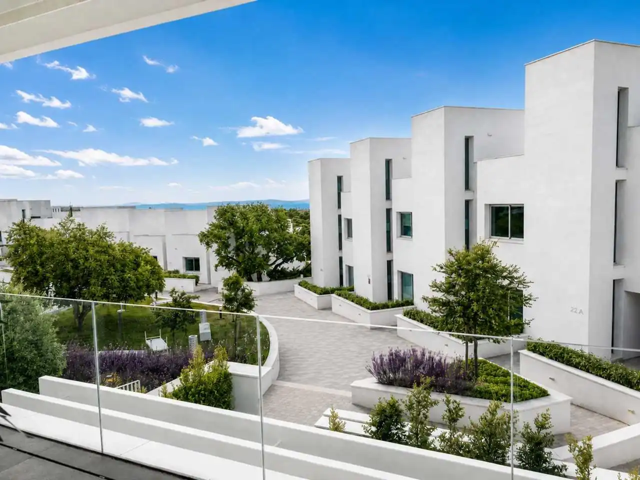 Vista exterior de Casa adosada en venda en Sotogrande amb Aire condicionat, Calefacció i Jardí privat