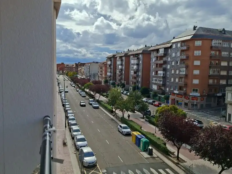 Vista exterior de Piso en venta en Benavente con Terraza y Balcón