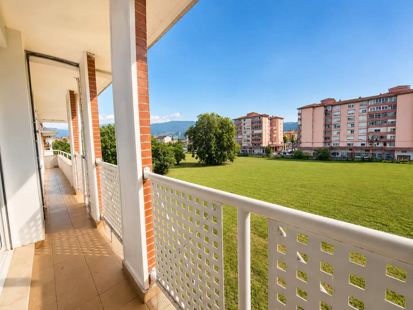 Terraza de Piso en venta en Los Corrales de Buelna  con Calefacción, Jardín privado y Parquet