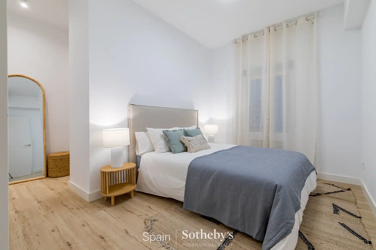 Dormitori de Apartament de lloguer en Madrid amb Aire condicionat, Calefacció i Terrassa