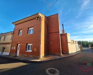 Vista exterior de Casa adosada en venda en Sahagún amb Calefacció, Terrassa i Piscina