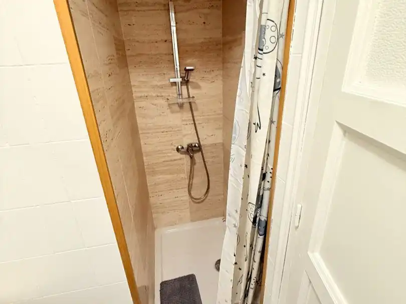 Bathroom of Flat for sale in  Madrid Capital  with Air Conditioner, Terrace and Balcony