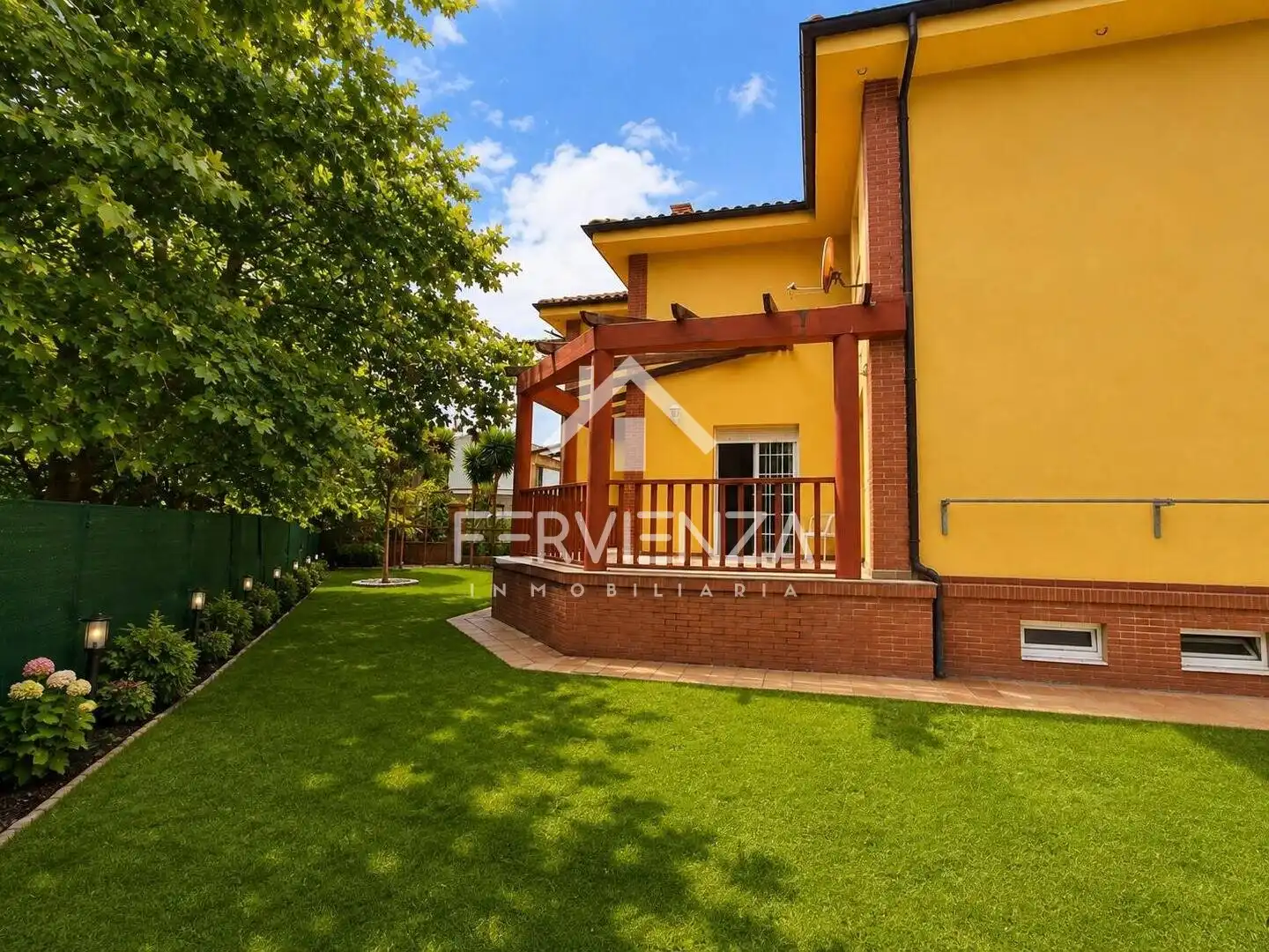 Jardí de Casa adosada en venda en Castrillón