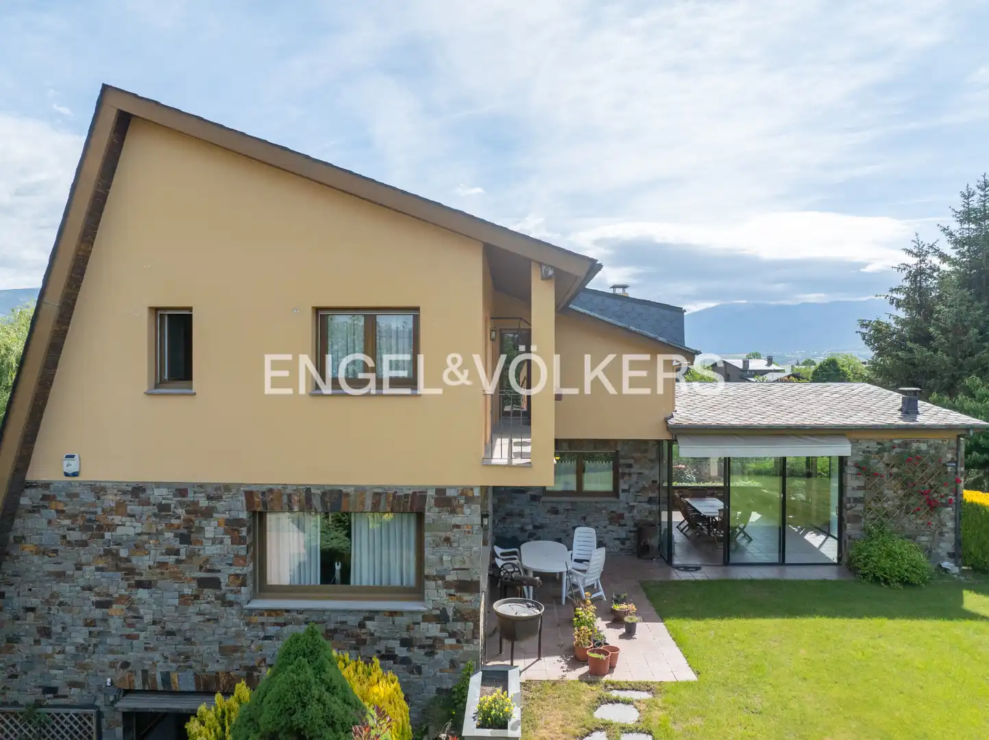 Vista exterior de Casa o xalet en venda en Puigcerdà amb Calefacció, Jardí privat i Parquet